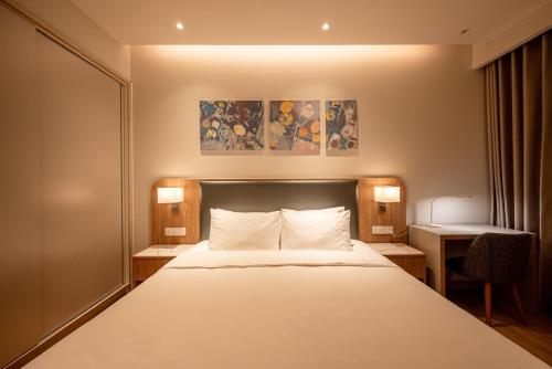 um quarto de hotel com uma cama grande e uma secretária em D1 Mension Luxury Apartment- Chloe Dang em Ho Chi Minh