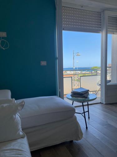 Schlafzimmer mit einem Bett und Strandblick in der Unterkunft La casa di Memè in Bianco