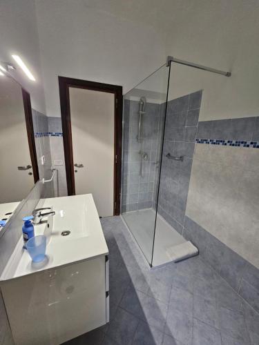 y baño con lavabo y ducha. en Victory house, en Lido di Ostia