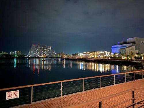 a view of a river with a city at night at 海まで3分！アメリカンビレッジまで5分 最大8名 Moana in Chatan