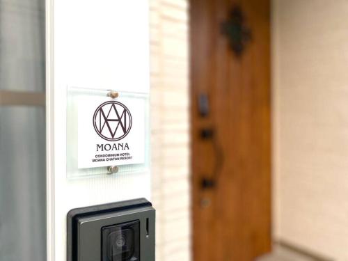 a sign on a wall next to a door at 海まで3分！アメリカンビレッジまで5分 最大8名 Moana in Chatan