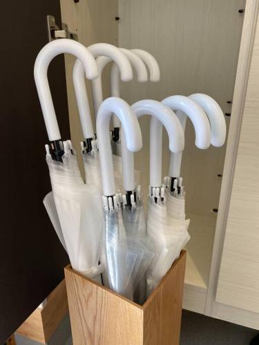 a group of white umbrellas in a wooden container at 海まで3分！アメリカンビレッジまで5分 最大8名 Moana in Chatan