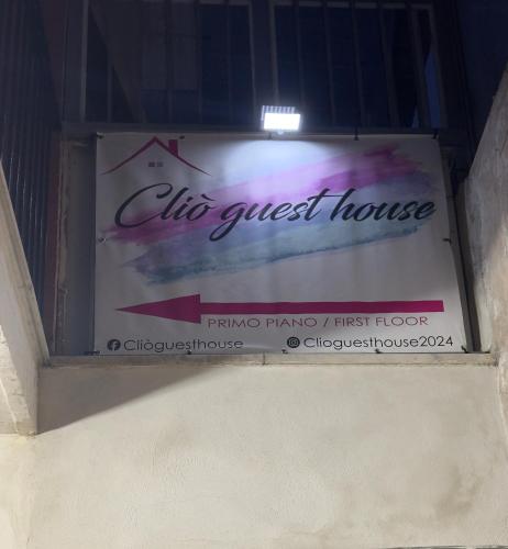a sign for a guest house on a wall at Cliò guest house in Ercolano