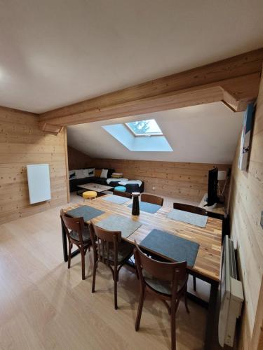 une salle à manger avec une table et des chaises dans une pièce dans l'établissement Chalet Le Grand Massif, à Les Villards-sur-Thônes