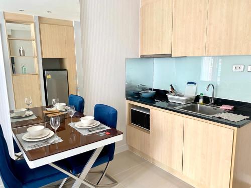 uma cozinha com uma mesa com cadeiras e um lavatório em Grand Caribbean Condo Resort Pattaya swimming pool balcony em South Pattaya