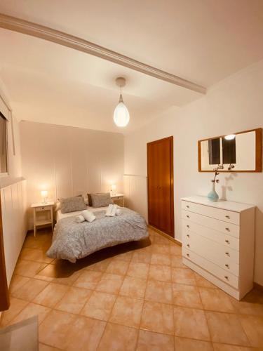 sypialnia z łóżkiem i białą komodą w obiekcie Vivienda 2 dormitorios Churriana-Aeropuerto w Maladze