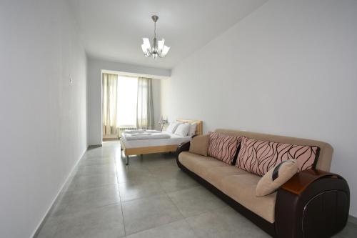 un soggiorno con divano e tavolo di 2 Bedrooms Cozy Apartment In Center Of Yerevan a Yerevan
