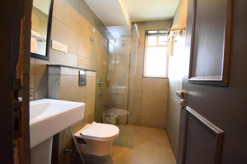 een kleine badkamer met een wastafel en een toilet bij BK Studio And Rooms Near Huda City Centre in Gurgaon