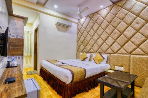 Ένα ή περισσότερα κρεβάτια σε δωμάτιο στο The Ashoka Hotel