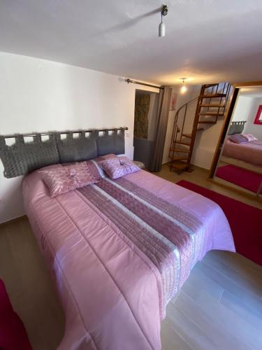 ein Schlafzimmer mit einem großen Bett in einem Zimmer in der Unterkunft CasaBruno in Arcos de Valdevez