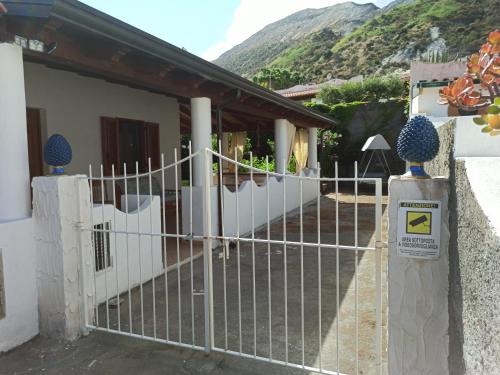a gate in front of a house with a mountain at Casa Volcanalia in Vulcano
