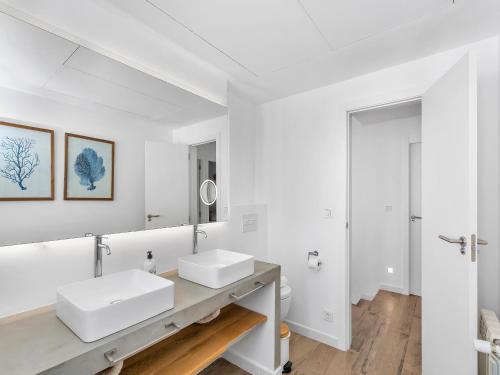 Baño blanco con lavabo y espejo en Mediterranean tropical house, en El Campello