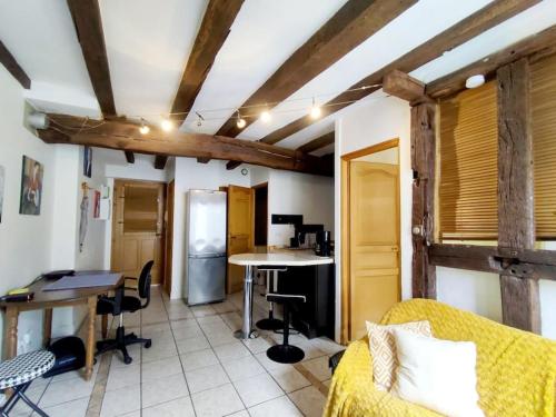 un salon avec un canapé jaune et une table dans l'établissement T2 Appartement cosy centre historique, à Bourges