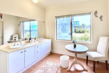A bathroom at Brilliant Oceanview Holiday House Mountain High