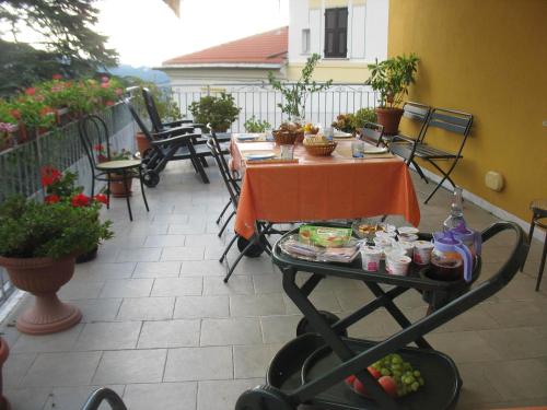 patio ze stołem i jedzeniem w obiekcie B&B Mare e Monti w mieście La Spezia