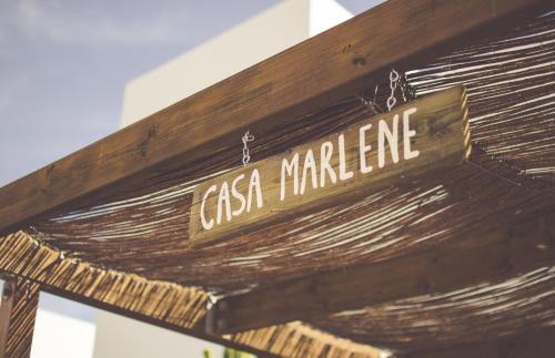 ロダルキラルにあるCasa Marleneの木の壁にカサマルネ