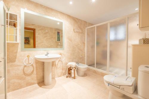 Venturada的住宿－VentuRural，一间带水槽、淋浴和卫生间的浴室