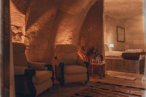 Habitación con 2 sillas y 1 cama en Zula Cave House, en Ürgüp