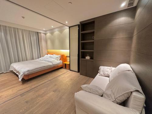 1 dormitorio con 2 camas y sofá en ZHome-Deplex luxury apartment-Near The Bund en Shanghái