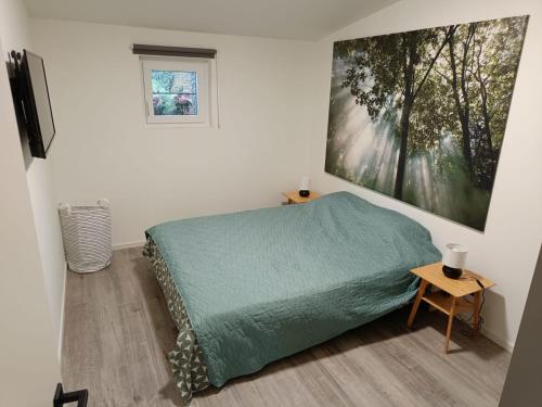 ein Schlafzimmer mit einem Bett und einem Wandgemälde in der Unterkunft Gusta in Maasmechelen