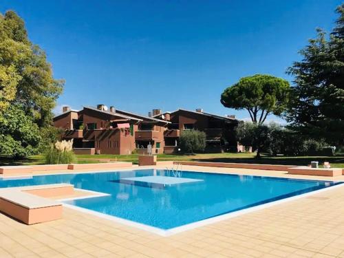 a large swimming pool in front of a house at Boutiqueapartment Lago in Bardolino
