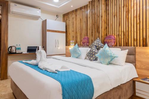 2 łóżka w pokoju hotelowym z ręcznikami w obiekcie HOTEL SM PARADISE w mieście Visakhapatnam