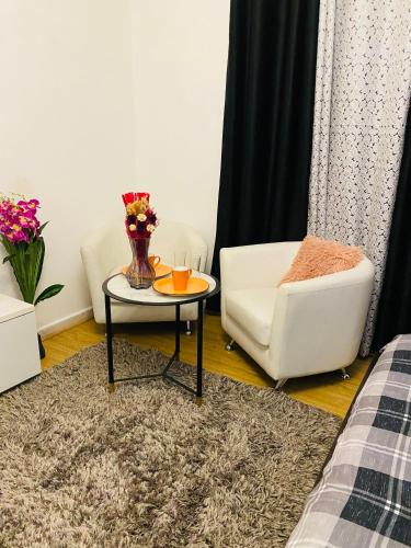 sala de estar con mesa de centro y silla en DALA MASTER Bedroom En-suite, en Sharjah