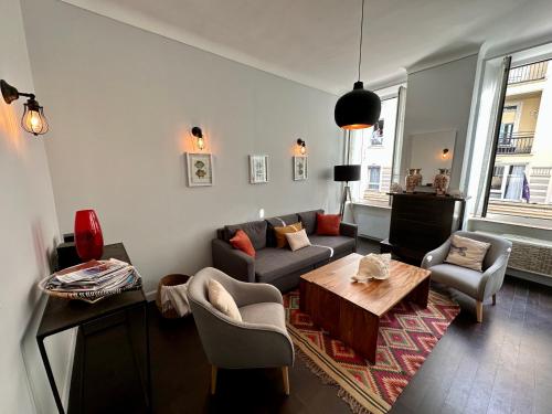 un salon avec un canapé et une table dans l'établissement Stunning apartment in the Gold Square of Nice!, à Nice