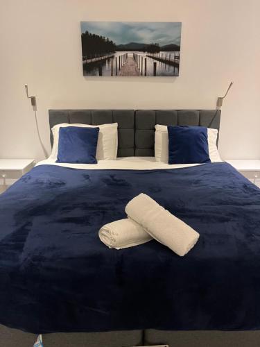 ein Bett mit zwei Handtüchern darüber in der Unterkunft Maplewood properties - One bedroom luxurious apartment - Elm in St Albans