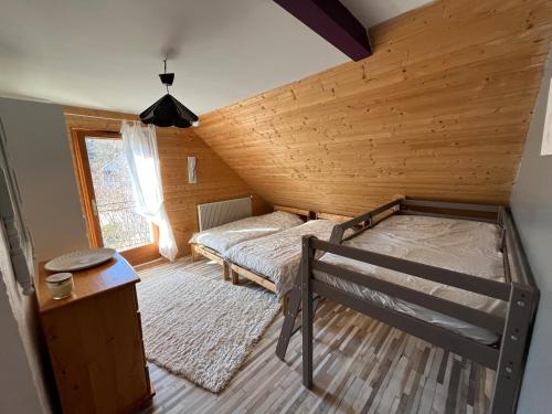 1 dormitorio con 1 cama en una habitación en Logis Marceau, en Monestier-de-Clermont