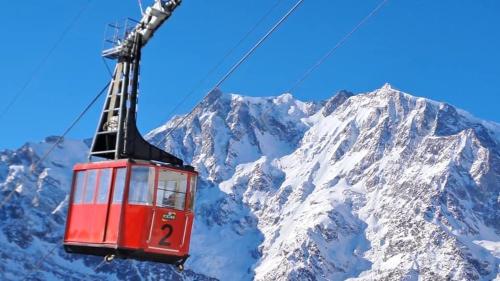 a ski lift in front of a snow covered mountain at Appartamento vista Monte Rosa, giardino in Residence Walser a 10minuti da Macugnaga - MONTEROSAFLAT in Vanzone