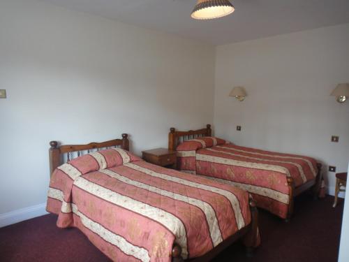 a room with two beds in a room at Gibtel Lodge & Cafe in Slough