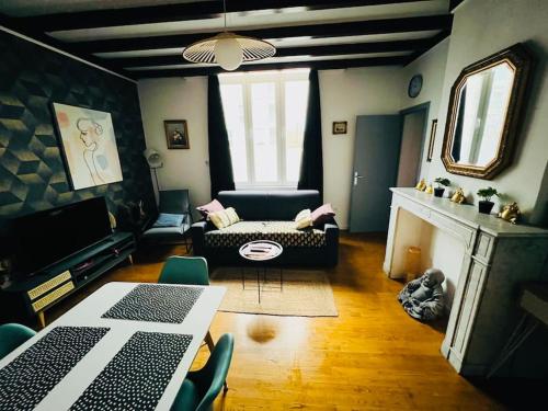 un salon avec un canapé et une table dans l'établissement 1 Apt Des Artistes, 3 min À Pied Gare et Centre, à Valenciennes