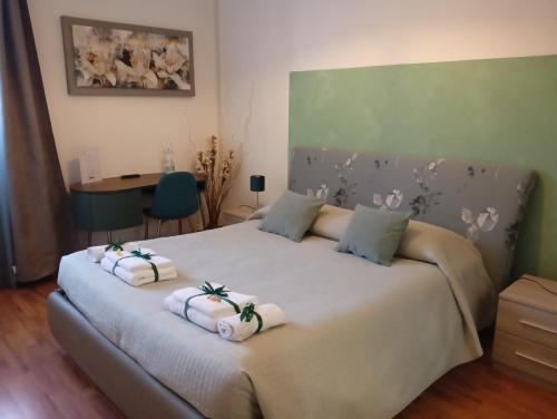 1 dormitorio con 1 cama grande y toallas. en Brà Guest House, en Verona