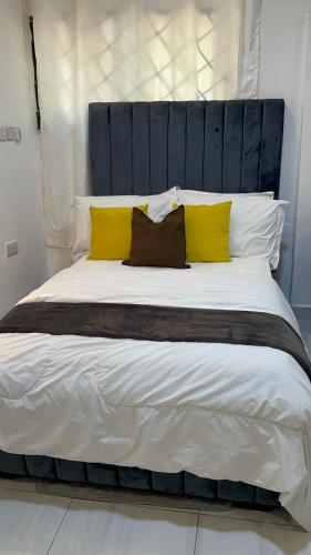 Una cama o camas en una habitación de Cozy Studio Apartment