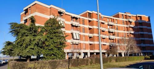 ein Backsteingebäude mit einem Baum davor in der Unterkunft Casa Robert in Alessandria