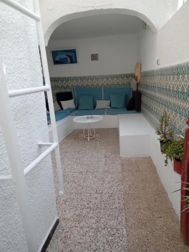 - un salon avec un canapé et une table dans l'établissement Maison à Sidi Bou Said, à Sidi Bou Saïd