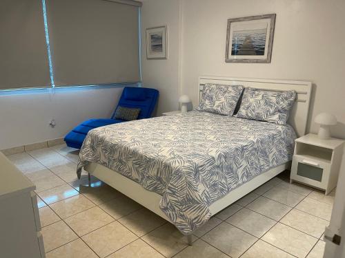 Isla Verde Beach Modern apartment tesisinde bir odada yatak veya yataklar