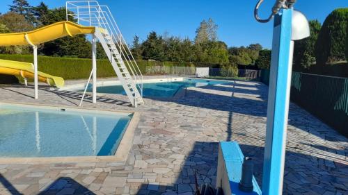 una piscina con un tobogán junto a una piscina en Mobil home sur Carnac, en Carnac