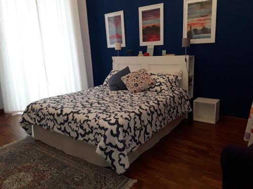 ナポリにあるLa stanza della Sirenaのベッドルーム1室(ベッド1台、白黒の掛け布団付)