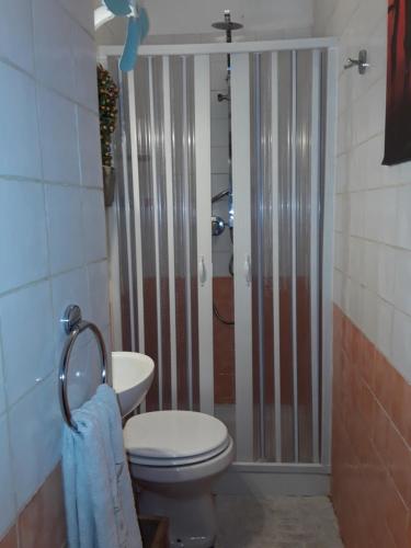ナポリにあるLa stanza della Sirenaのバスルーム(トイレ、シャワー付)