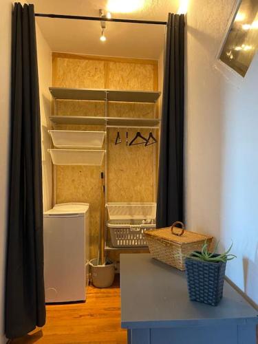 Cette chambre comprend un réfrigérateur et une table. dans l'établissement L'échappée verte, à Champdieu