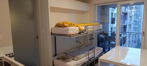 une chambre avec trois lits superposés et une fenêtre dans l'établissement Modern appartement - Zeezicht - Perfecte ligging, à Coxyde
