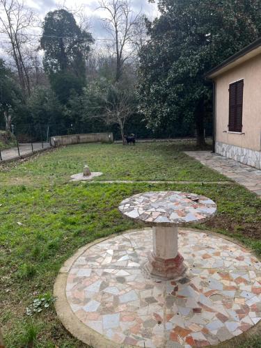 kamienną kąpiel ptaków na dziedzińcu z trawnikiem w obiekcie Casavacanze Azzurra w mieście Sarzana