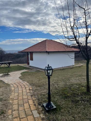 a street light in front of a white building at Apartmani Mladenovac in Mladenovac