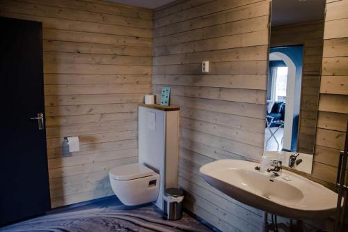 bagno con servizi igienici e lavandino di Rondablikk Fjellstasjon a Mysusæter