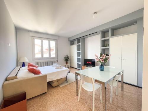 En eller flere senge i et værelse på Spazioso Apt vicino Stazione - Posto Auto