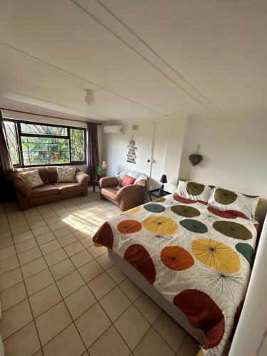 a bedroom with a bed with umbrellas on it at Rose Cottage in Trafalgar