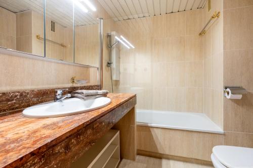 Los Cristianos 2 bedroom quiet complex 200 meters from the ocean