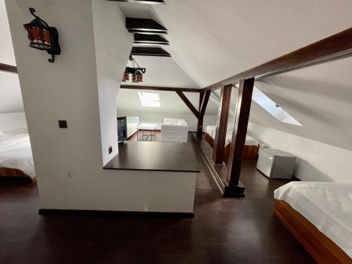 プレデアルにあるPension Casa del Sol Predealの階段付きの屋根裏部屋、ベッドルーム1室が備わります。